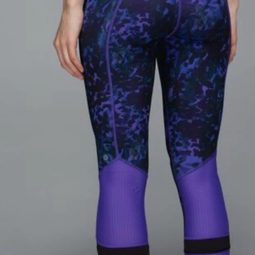 Lululemon Sweaty Or Not crops Floral Sport Backdrop Iris Flower size 4 - Picture 2 of 9